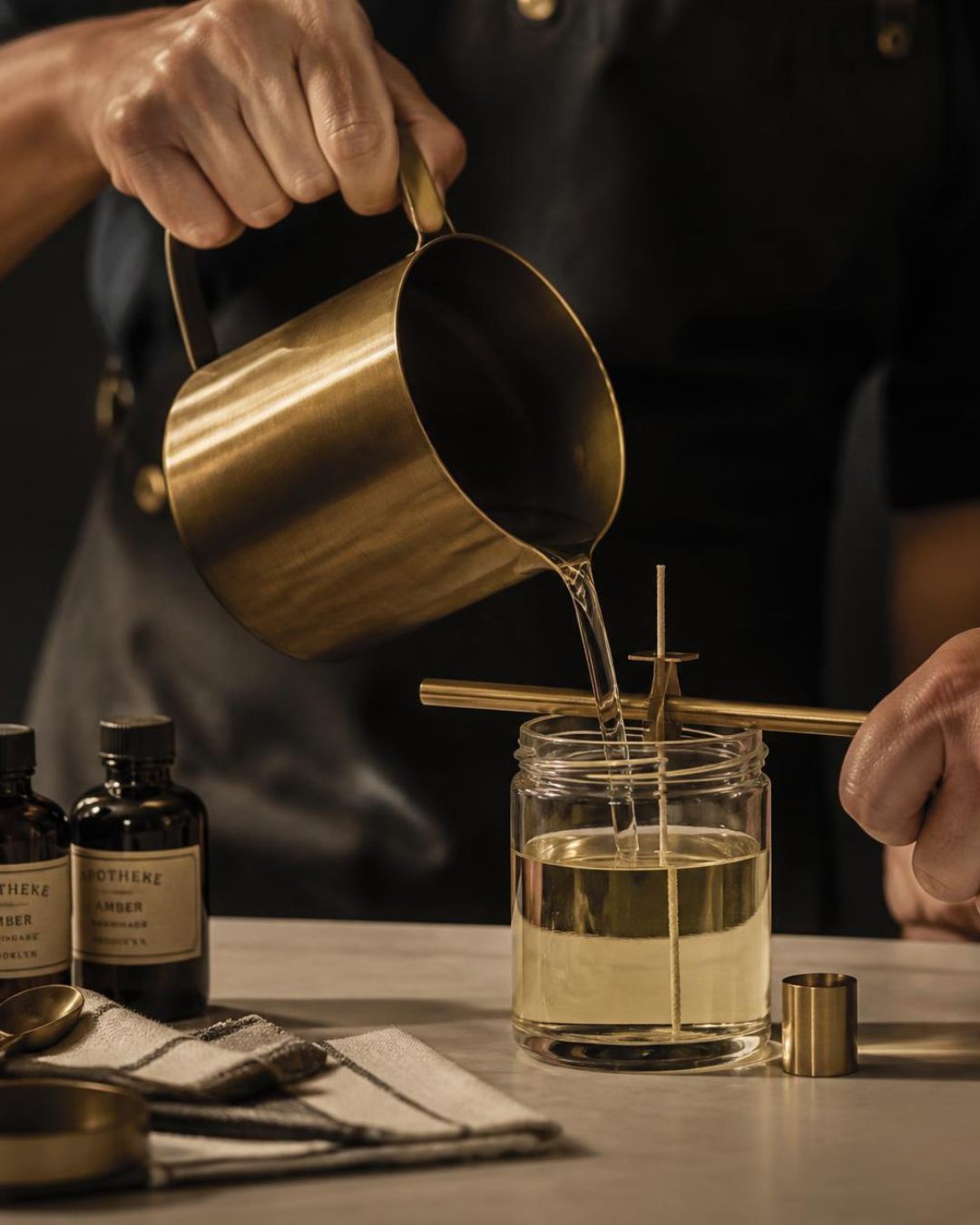 Fabrication artisanale d'une bougie — Univers Magique